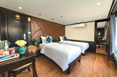 Verbindbare Familien-Junior-Suite mit Juliettenbalkon — Amanda Cruise Ha Long Bay